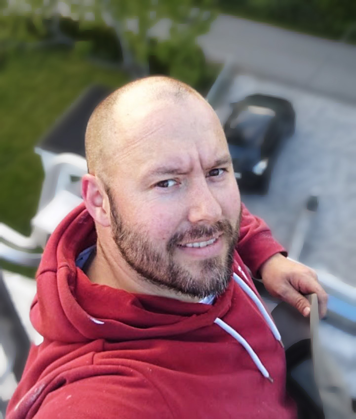 Smilende mann med skjegg. Foto.