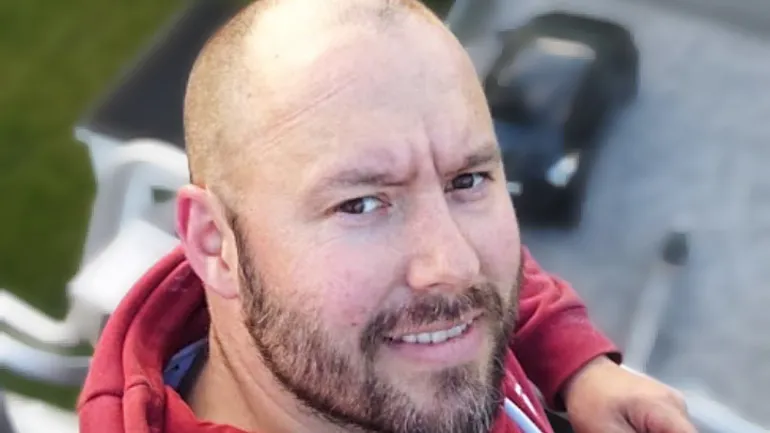 Smilende mann med skjegg. Foto.