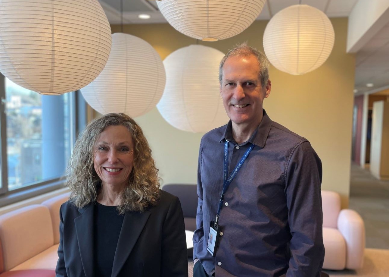 En mann og en kvinne som smiler. Foto.