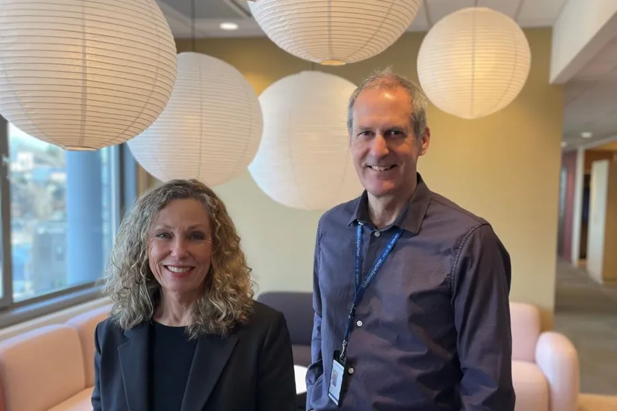 En mann og en kvinne som smiler. Foto.