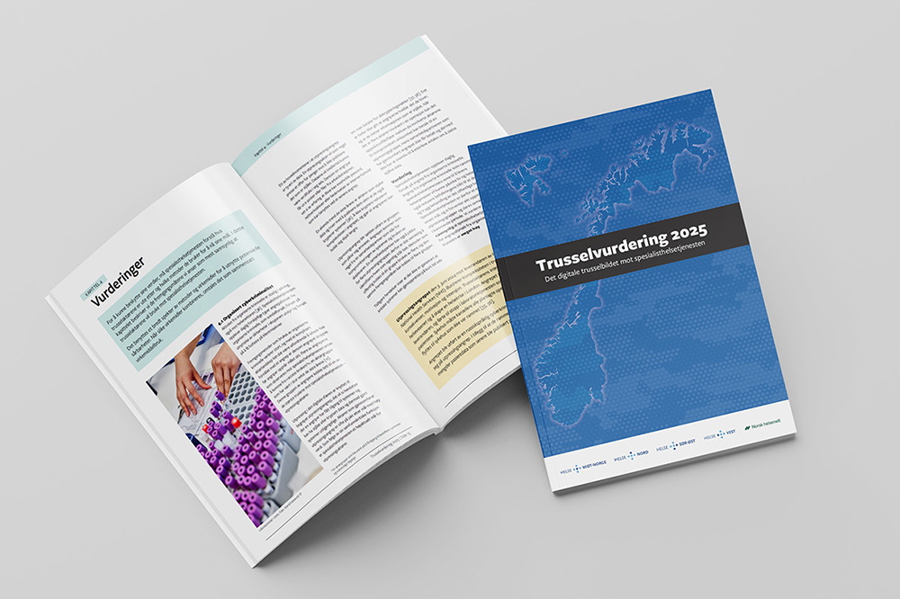 Rapport i blad-format ligger oppslått mot hvit bakgrunn. Bilde.