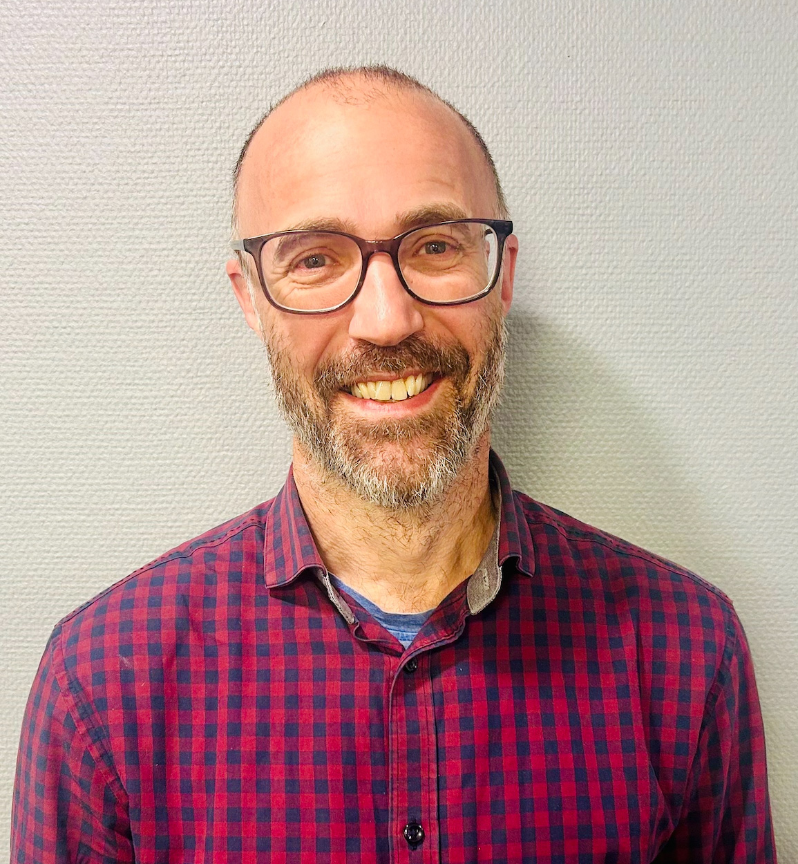 Smilende mann med briller. Foto.