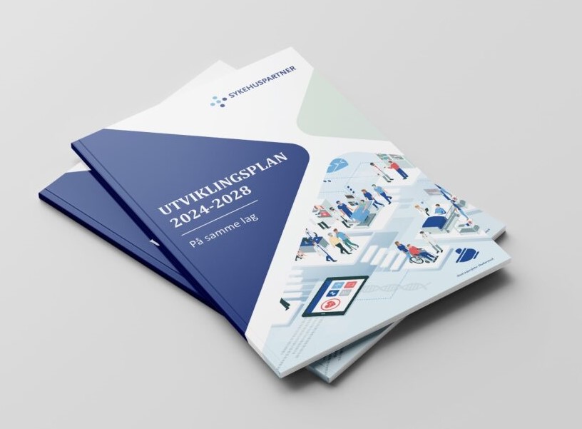 To rapporter i papirformat med forsideteksten: Sykehuspartner Utviklingsplan 2024-2028. På samme lag. Foto.