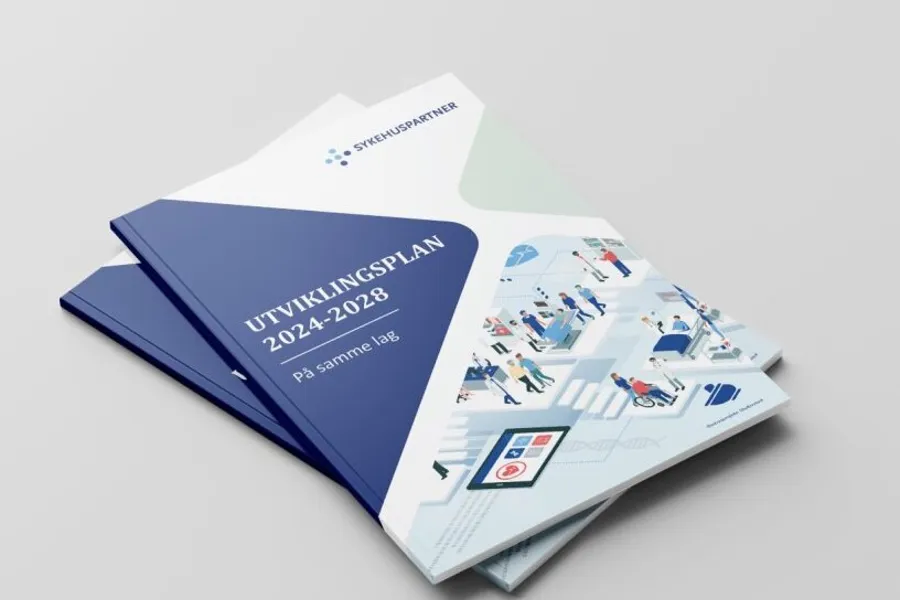 To rapporter i papirformat med forsideteksten: Sykehuspartner Utviklingsplan 2024-2028. På samme lag. Foto.