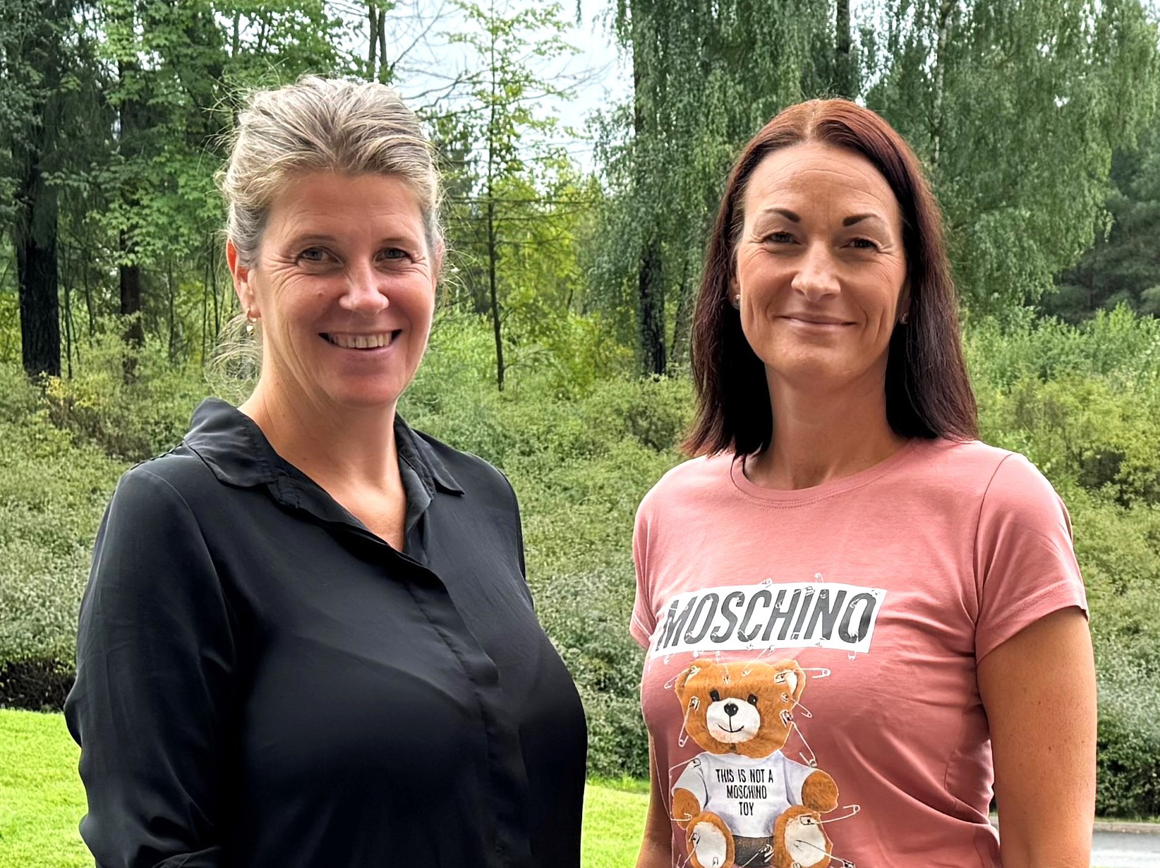 To smilende kvinner. Foto.