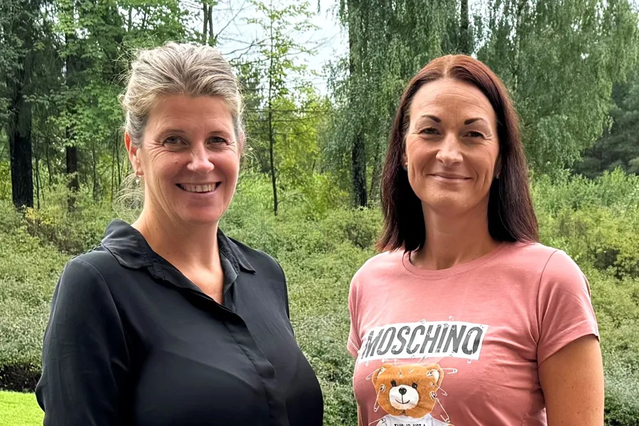To smilende kvinner. Foto.