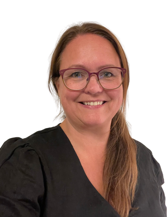 Smilende kvinne med mørkt hår og briller. Foto.