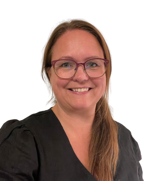 Smilende kvinne med mørkt hår og briller. Foto.