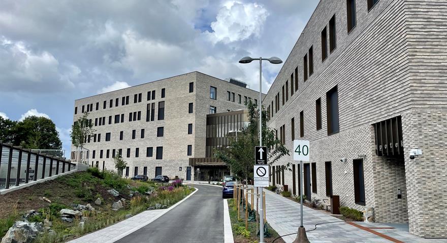 To lave, grå mursteinsblokker langs en vei. Illustrasjon.