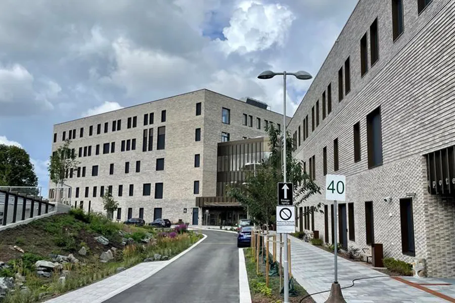 To lave, grå mursteinsblokker langs en vei. Illustrasjon.