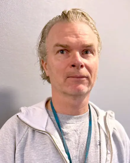 En mann med lyst hår. Foto.