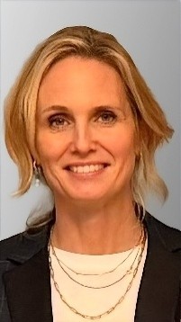 Smilende kvinne med blondt hår
