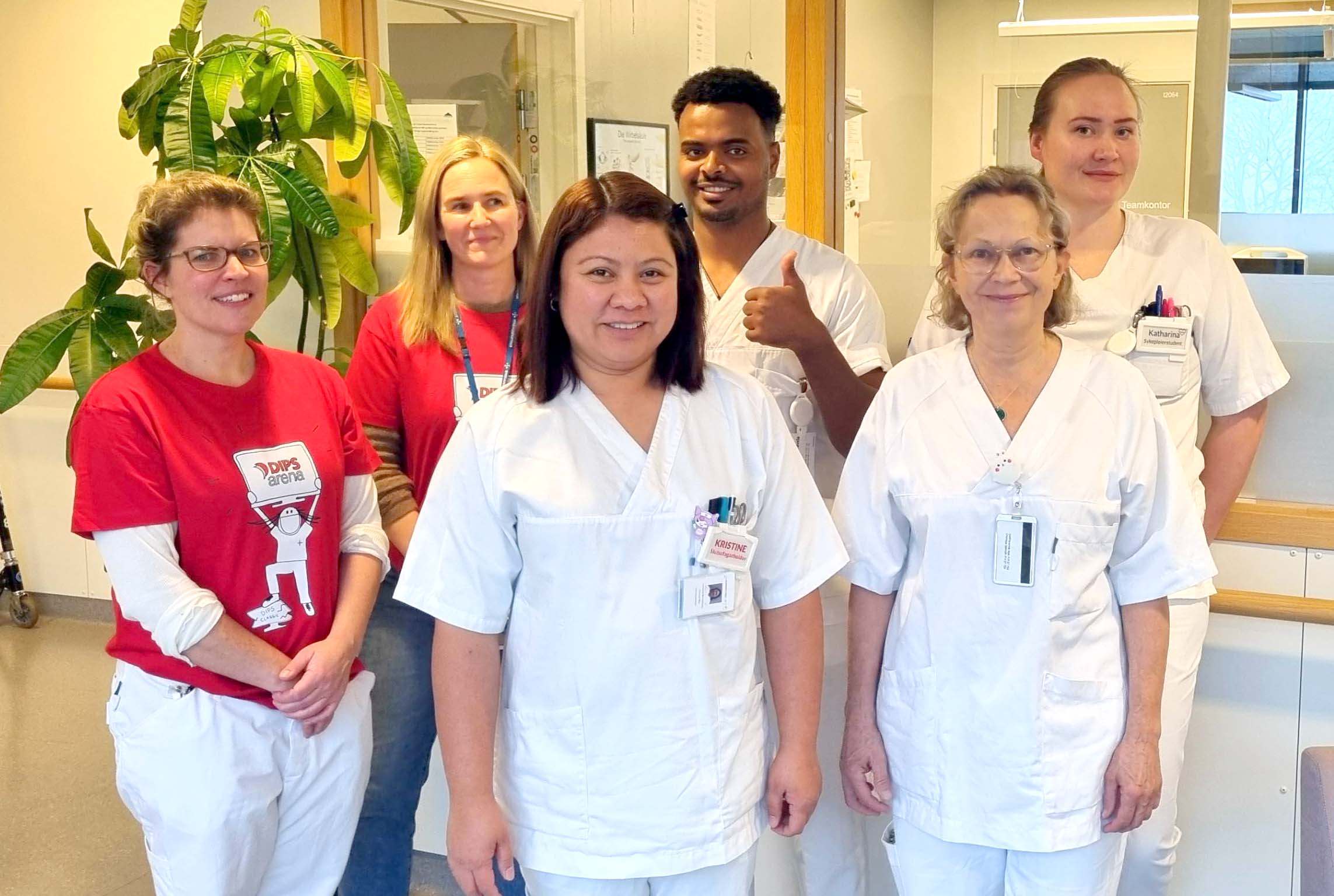 En smilende gruppe helsepersonell på sykehus. Foto.