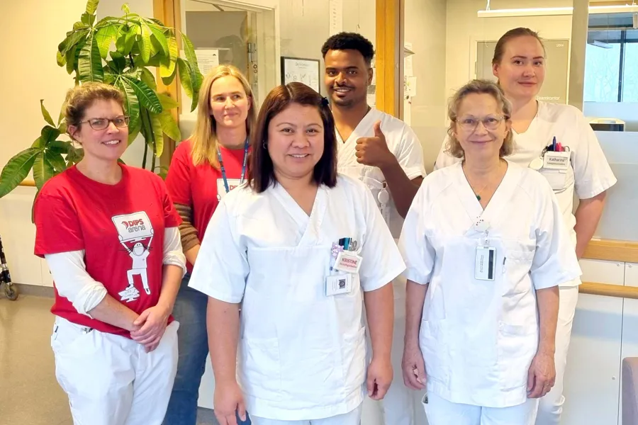 En smilende gruppe helsepersonell på sykehus. Foto.