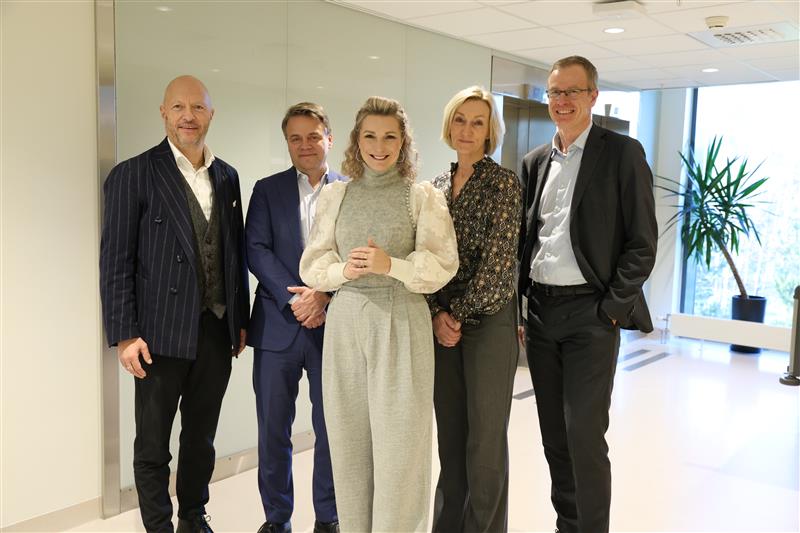 En gruppe mennesker som poserer for et bilde.